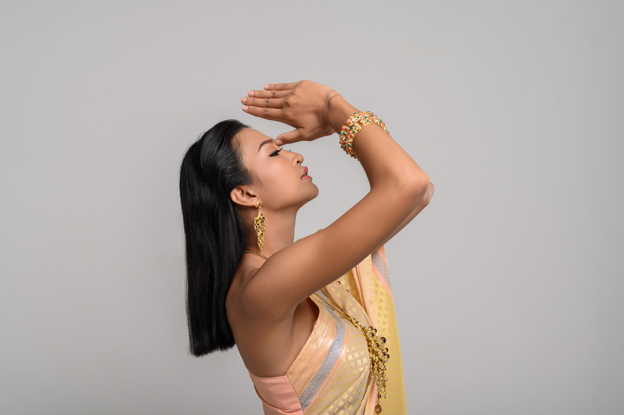 women-wearing-thai-clothing-that-pay-respect-sawasdee-symbol